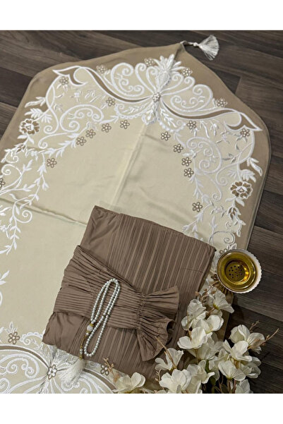 Gerenic Pellissé prayer set with mihrab