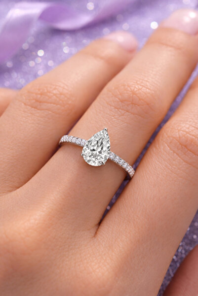 Laboratuvar Pırlantası Lp Işıklı kutuda 2 karat damla tektaş yüzük