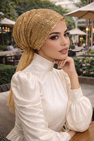 Aişe tesettür Βραδινό φόρεμα με χρυσές παγιέτες και κασκόλ