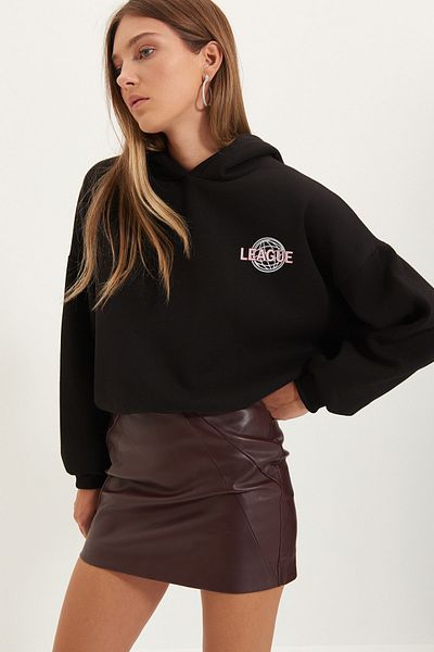 Trendyol Collection Schwarzes Sweatshirt mit Kapuze und Aufdruck auf der Rückseite, dickes Fleece-Strickfutter TWOAW22SW0711