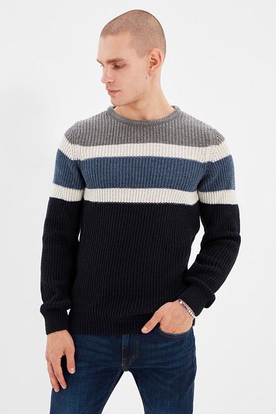 Trendyol Collection Grauer Slim-Fit-Strickpullover aus Wolle mit Rundhalsausschnitt und Farbblockierung TMNAW22KZ0343