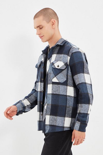 Trendyol Collection Blau karierte Holzfällerjacke – Winter, Doppeltaschen, reguläre Passform TMNAW21GO1166