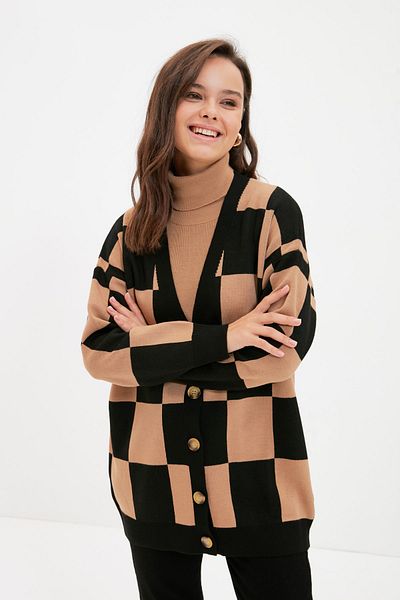 Trendyol Modest Kamelfarbener Strick-Cardigan mit Schachbrettmuster TCTAW22TH0083