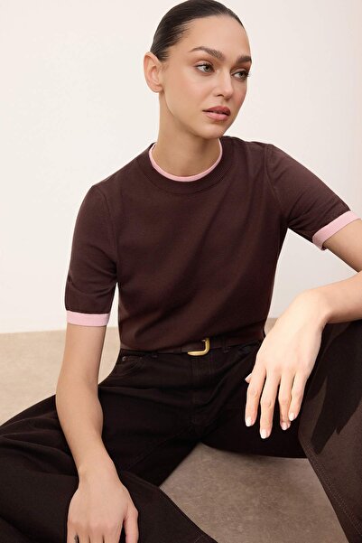 Trendyol Collection Wardrobe Essentials Braune Farbblock-Strickbluse mit Rund...