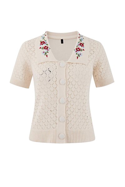 Trendyol Collection Strickbluse mit Steinfloßerei und besticktem Ausschnitt, ...