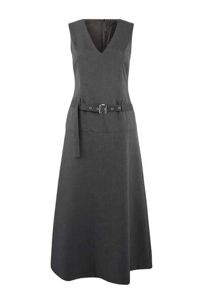 Trendyol Modest Anthrazitfarbenes, gewebtes Jile-Kleid mit Gürtel TCTSS26EB00028