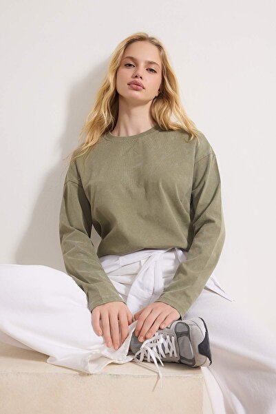 Trendyol Collection Khakifarbenes, dickes Baumwoll-T-Shirt mit Used-Effekt, e...