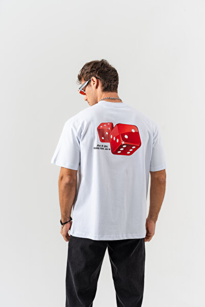 BORZ تي شيرت رجالي أبيض اللون مطبوع عليه نقشة النرد باللون الأحمر ذو مقاس كبي...