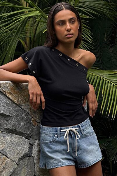 Madmext Черна дамска блуза с открити рамене и метални детайли MG2671