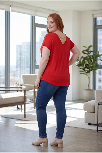 Ebsumu Bluză roșie detaliată cu lanț la spate cu decolteu în V de mărime mare...