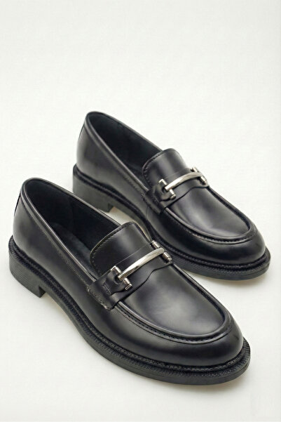 Shoesers حذاء لوفر نسائي أسود بتصميم خاص وأنيق مع تفاصيل مشبكية