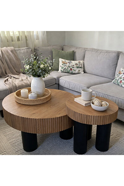 Vi Markets طقم طاولة فاخر بتصميم عصري، يتميز بسطح خشبي بارز ولون أسود أنيق.