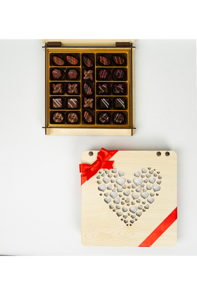 CARON CHOCOLATE Kalp Desenli Ahşap Kutuda Hediyelik Special Çikolata