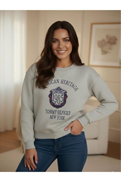 Tommy Hilfiger سويت شيرت نسائي من CREW NECK CHEST بشعار عضوي