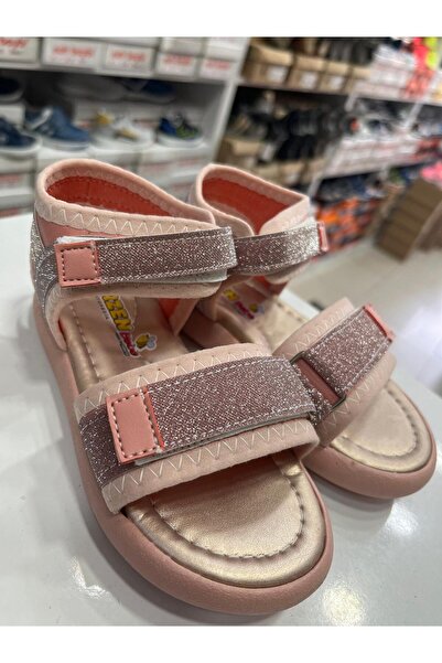 nuh kids صندل للفتيات باللون الوردي اللامع للاستخدام اليومي
