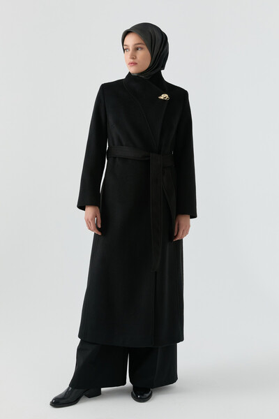 Tuğba Broş Detaylı Kuşaklı Manto - Siyah