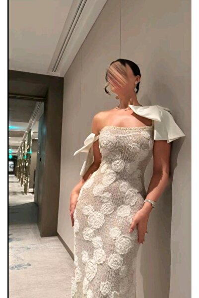 Genenic A distinctive ivory-colored dress