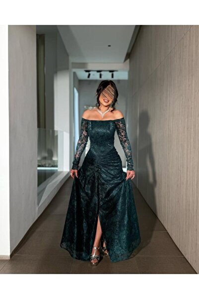 Genenic A dress in a distinctive color, lace