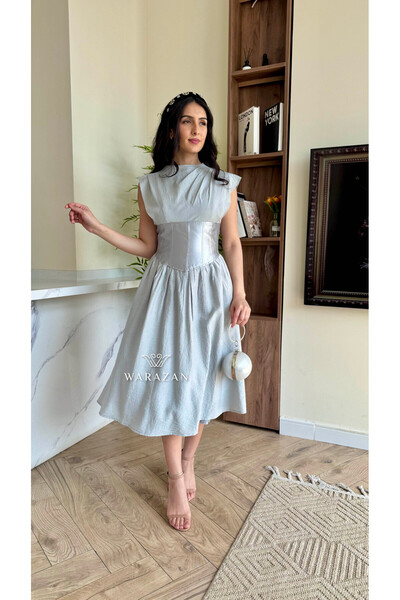 Warazan A soft evening dress with a waist-defining style