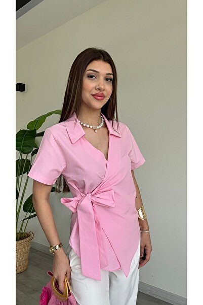 Şamdan A blouse with a waist tie, short sleeves, and a V-neck.