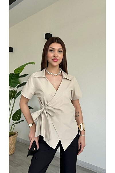 Şamdan A blouse with a waist tie, short sleeves, and a V-neck.