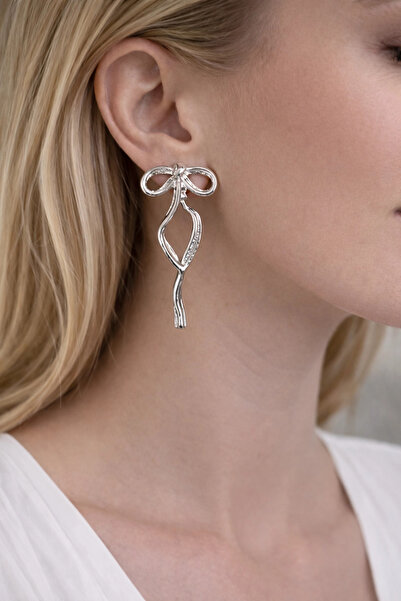 naaksesuar أقراط متدلية بتفاصيل فيونكة باللون الفضي