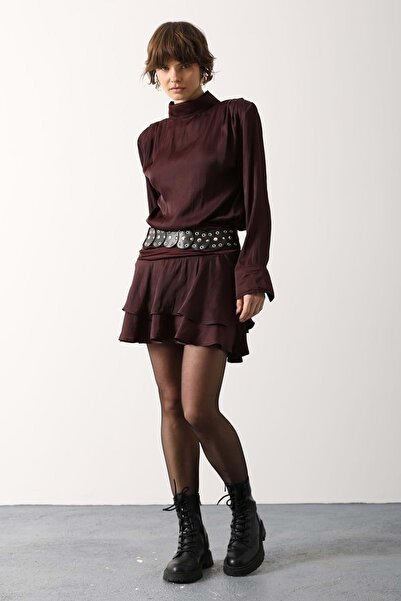 ibeeka Fustă mini din satin cu design cu ținte aurii și curea - M