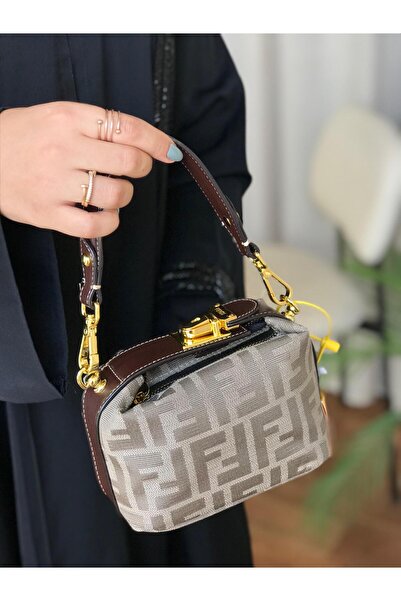 GGGG A trendy, elegant, and imaginative women's handbag