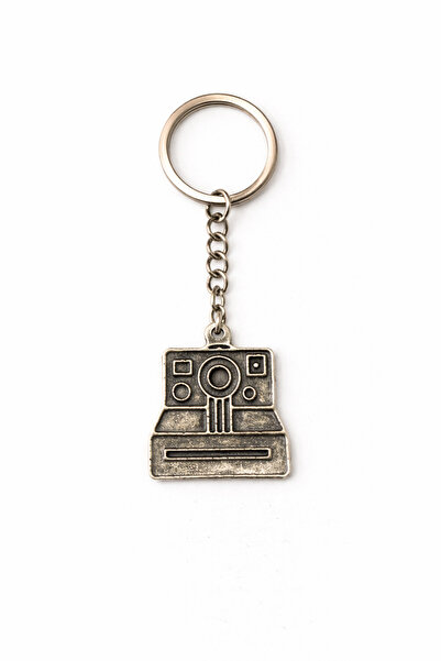 HER ŞEY NOTA www.herseynota.com Retro Shot – Breloc unisex cu figurină de cam...