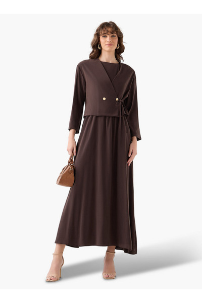 Iconic فستان ماكسي ملفوف متعدد الطبقات بتفاصيل أزرار