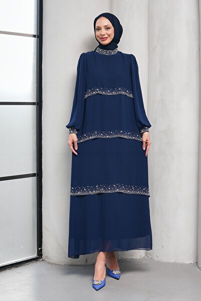 İmajButik فستان سهرة من الشيفون باللون الأزرق الداكن مع تفاصيل حجرية على ياقة...