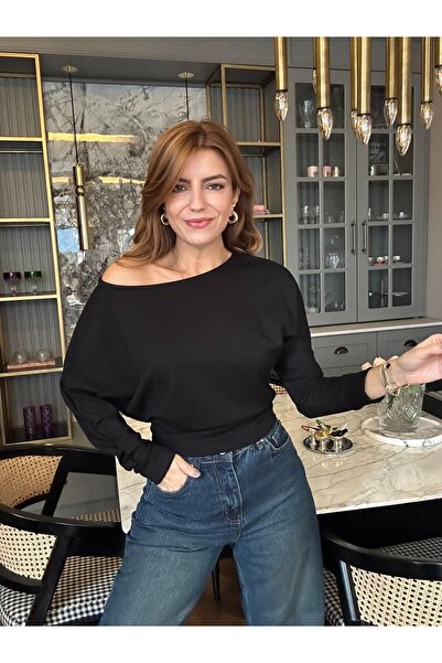 Butik Asimetrik Kesim Kayık Yaka Omzu Açık Bluz