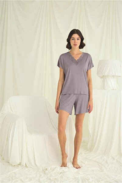 Aria's Closet طقم شورت من أرياس كلوست قصير الأكمام بفتحة رقبة على شكل حرف V