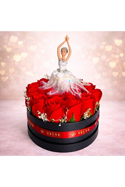 velve Aranjament floral „Ballerina Red Elegance” – trandafiri de săpun cu bal...