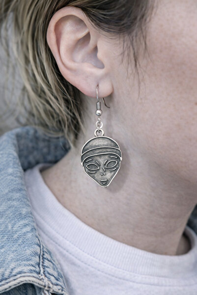 HER ŞEY NOTA www.herseynota.com أقراط كوزمو فيس - أقراط فضية اللون بتصميم فضائي