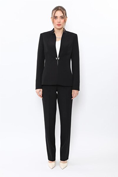 ÖNDER ÖZSOY سترة هاكيم ياكا الكلاسيكية وبنطلون بجيوب وساق أنبوبي للنساء - أسود