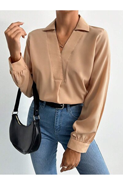 Şamdan A soft pink blouse with long sleeves and a V-neck, a modern design.