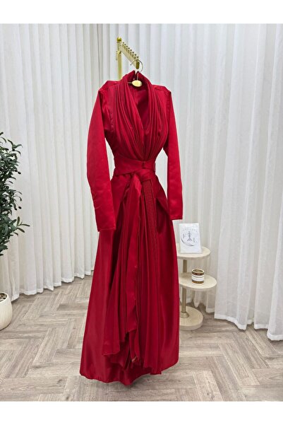 ainaqat aljawhara Haya's dress