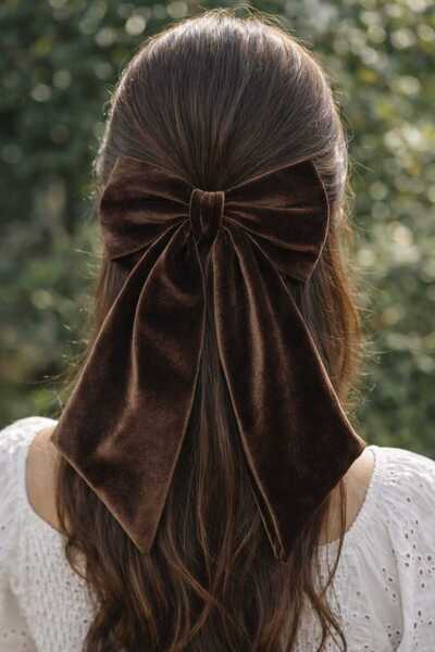 MAKSESUAR مشبك فيونكة مخملي بني اللون للنساء