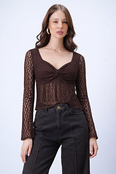 VAGGON Heart Neckline Embossed Lace Blouse