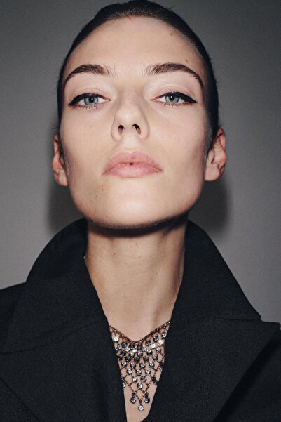 stravis قلادة بتصميم مثلث مرصع بالأحجار