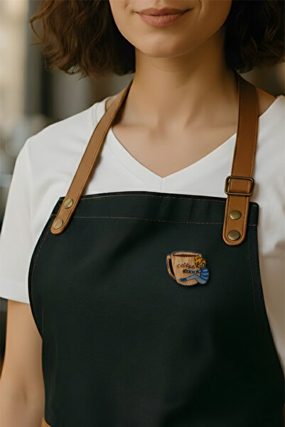 gokmentoy Kahve Seven Kız Barista El Boyaması Ahşap Rozet