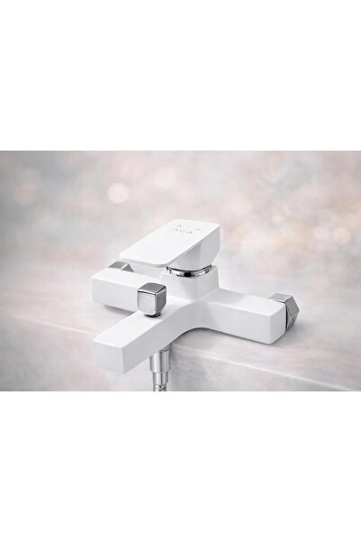 RocciArmatur صنبور حمام مربع أبيض اللون، هيكل نحاسي، تصميم صناعي أنيق