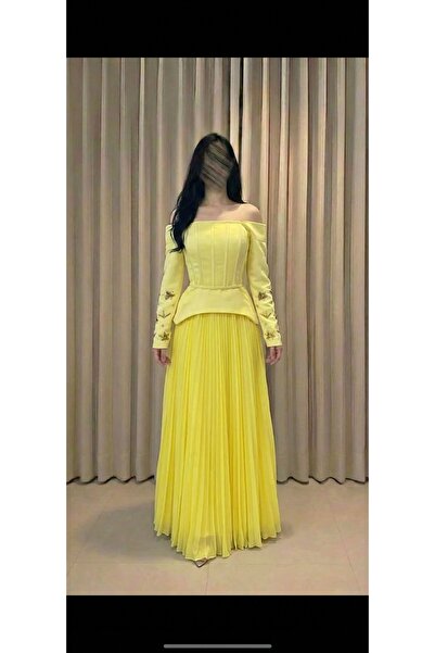 DUBAİ An elegant lemon-yellow evening dress with a sophisticated, feminine de...