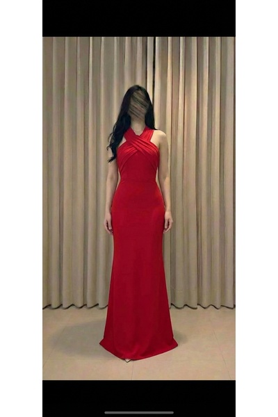 DUBAİ An attractive red evening dress with an elegant design that highlights ...