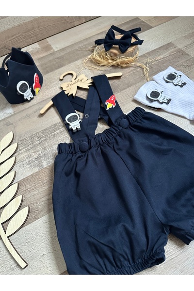 Feriatolye Uzay konseptli doğum günü salopet papyon çorap taç seti