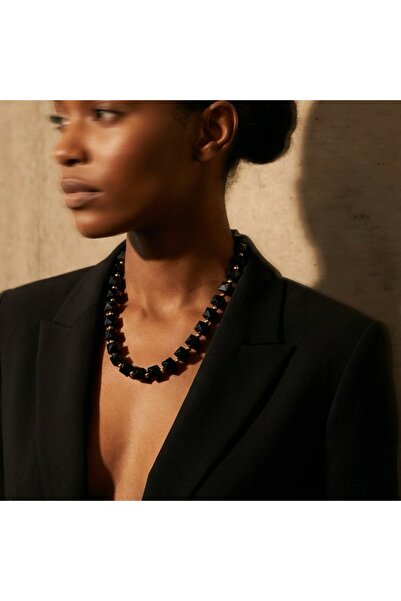 COCOSH TAKI Elegant necklace with black square beads and gold accents.