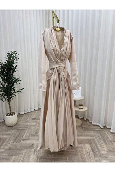 Farah Fashion An evening dress overflowing with delicacy and softness, it com...