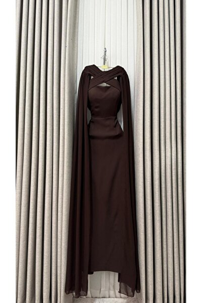 Mazoon Fashion فستان سهرة ملكي بتصميم كيب -