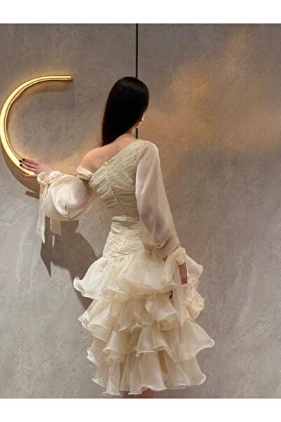 BN8 A short evening dress overflowing with femininity and softness, designed ...